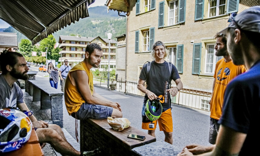 Felix Lorentzen, chatting with fellow BASE jumpers at the Horner Pub in Lauterbrünnen, Switzerland. Photo: Jørn H Moen / Dagbladet Felix Lorentzen, chatting with fellow BASE jumpers at the Horner Pub in Lauterbrünnen, Switzerland. Photo: Jørn H Moen / Dagbladet