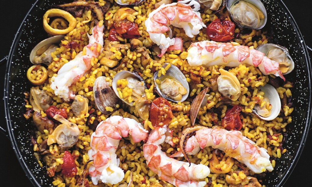 BARCELONA: Ris og sjømat står øverst på menyen for spanjoler. - Ikke kok risen til paellaen for lenge, advarer Svendsen og Hellstrøm. Foto: Anita Rennan BARCELONA: Ris og sjømat står øverst på menyen for spanjoler. - Ikke kok risen til paellaen for lenge, advarer Svendsen og Hellstrøm. Foto: Anita Rennan