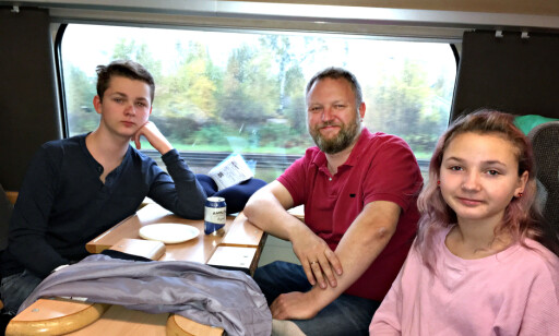 VIA TÖCKFORS: Familein Greni, Ask, Geir og Kaia, kommer fra Oslo men bor fortida i Töckfors og tok toget til Friends Arena for å se sine helter. Foto: Anders Grønneberg VIA TÖCKFORS: Familein Greni, Ask, Geir og Kaia, kommer fra Oslo men bor fortida i Töckfors og tok toget til Friends Arena for å se sine helter. Foto: Anders Grønneberg