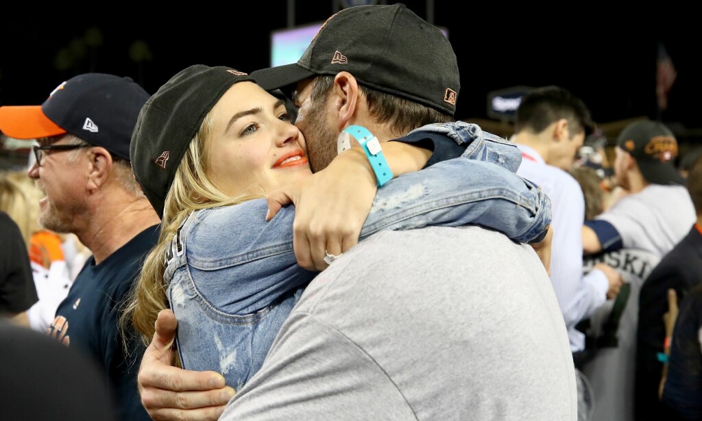 STOLT KJÆRESTE: Kate Upton ga forloveden en god klem. Foto: Ezra Shaw/Getty Images/AFP/ NTB scanpix STOLT KJÆRESTE: Kate Upton ga forloveden en god klem. Foto: Ezra Shaw/Getty Images/AFP/ NTB scanpix