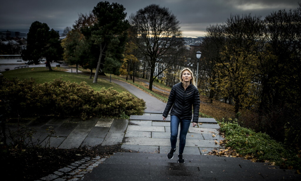 TANKENE: Bianca Skaare går ofte turer. Like ofte svirrer tankene mot broen Bjørn og skjebnen til tidenes beste norske ishockeyspiller. Foto: Christian Roth Christensen TANKENE: Bianca Skaare går ofte turer. Like ofte svirrer tankene mot broen Bjørn og skjebnen til tidenes beste norske ishockeyspiller. Foto: Christian Roth Christensen