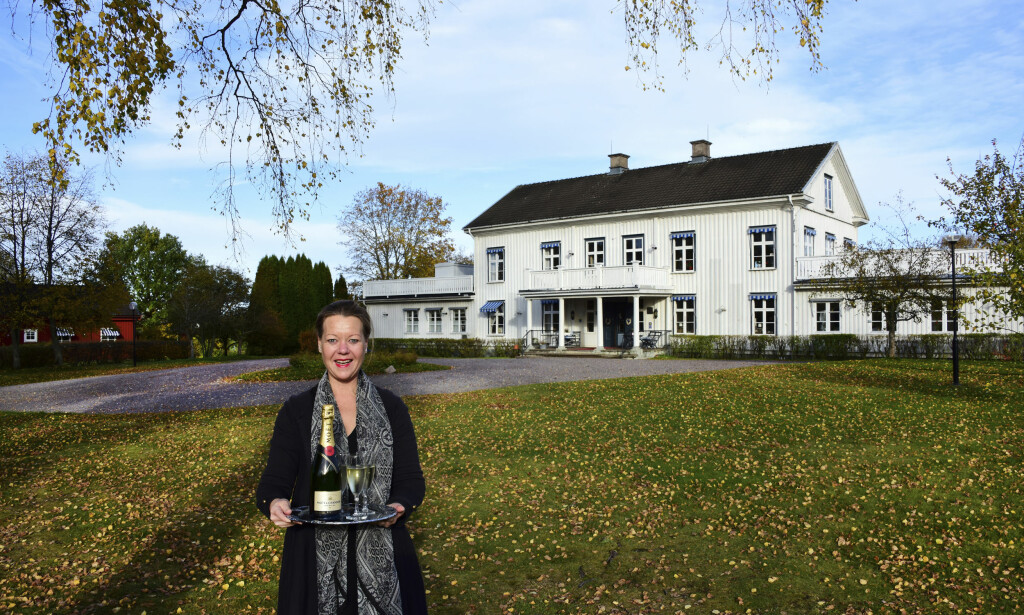 ELSKER HERREGÅRDER. Marianne Krönsjö (55) kjøpte Ulvsby Herrgård for seks år siden med mannen, som nå skal pensjonere seg og også jobbe med herregården. Her stortrives hun! Foto: Torild Moland / Magasinet Reiselyst ELSKER HERREGÅRDER. Marianne Krönsjö (55) kjøpte Ulvsby Herrgård for seks år siden med mannen, som nå skal pensjonere seg og også jobbe med herregården. Her stortrives hun! Foto: Torild Moland / Magasinet Reiselyst