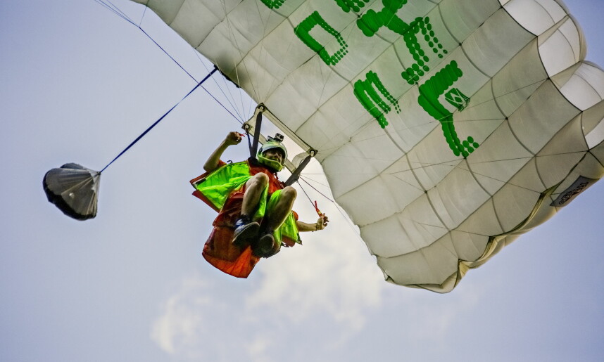 Felix Lorentzen spotting his landing after a jump in Kandersteg, Switzerland. Photo: Jørn H. Moen / Dagbladet Felix Lorentzen spotting his landing after a jump in Kandersteg, Switzerland. Photo: Jørn H. Moen / Dagbladet
