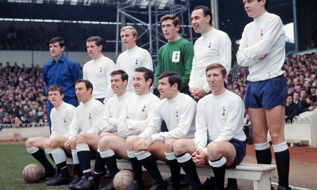 SPILTE SAMMEN: Alan Mullery (nummer to fra venstre øverst) og Terry Venables (nummer to fra høyre nederst). Foto: AP/NTB Scanpix SPILTE SAMMEN: Alan Mullery (nummer to fra venstre øverst) og Terry Venables (nummer to fra høyre nederst). Foto: AP/NTB Scanpix