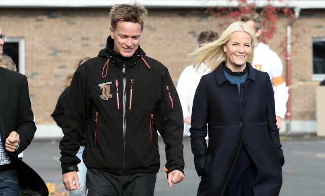 MARKEDSFØRING: Kronprinsesse Mette-Marit og fondet har bidratt til å gi Trivselsleder AS og deres virksomhet oppmerksomhet i media og på skoler. Her på Runni ungdomsskole på Årnes i Akershus Daglig leder Kjartan Eide til høyre. Foto: Håkon Mosvold Larsen / NTB scanpix MARKEDSFØRING: Kronprinsesse Mette-Marit og fondet har bidratt til å gi Trivselsleder AS og deres virksomhet oppmerksomhet i media og på skoler. Her på Runni ungdomsskole på Årnes i Akershus Daglig leder Kjartan Eide til høyre. Foto: Håkon Mosvold Larsen / NTB scanpix