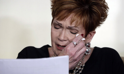 GRÅT: Beverly Young Nelson sto fram med overgrepsanklager mot Roy Moore under en pressekonferanse. Foto: AP Photo / Richard Drew / NTB scanpix GRÅT: Beverly Young Nelson sto fram med overgrepsanklager mot Roy Moore under en pressekonferanse. Foto: AP Photo / Richard Drew / NTB scanpix