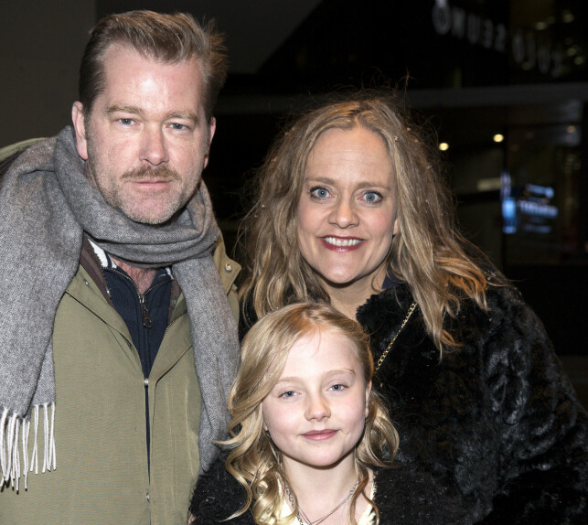 GLEDER SEG: Ti år gamle Ebba
Steenstrup spiller en av hovedrollene
i grøsseren «Hjemsøkt», og så filmen
med mamma og pappa, Henriette
Steenstrup og Fridtjov Såheim. Foto: Andreas Fadum GLEDER SEG: Ti år gamle Ebba
Steenstrup spiller en av hovedrollene
i grøsseren «Hjemsøkt», og så filmen
med mamma og pappa, Henriette
Steenstrup og Fridtjov Såheim. Foto: Andreas Fadum