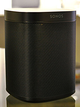 LIGNER: Den nye høyttaleren fra Sonos er som snytt ut av nesa på Beoplay One - eller omvendt. Foto: Tore Neset LIGNER: Den nye høyttaleren fra Sonos er som snytt ut av nesa på Beoplay One - eller omvendt. Foto: Tore Neset