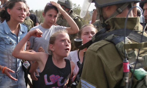 SINNE: Dette bildet ble tatt av Ahed Tamimi i 2012, da hun kjefter på en israelsk soldat under en demonstrasjon mot israelsk konfiskering av palestinsk land på Vestbredden. Foto: Abbas Momani / Afp / Scanpix SINNE: Dette bildet ble tatt av Ahed Tamimi i 2012, da hun kjefter på en israelsk soldat under en demonstrasjon mot israelsk konfiskering av palestinsk land på Vestbredden. Foto: Abbas Momani / Afp / Scanpix