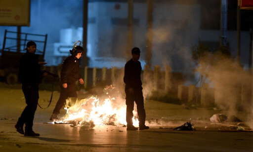 TRAVLE DAGER: Tunisiske sikkerhetspersonell har jobbet for fullt de siste døgnene. Sju år etter at den arabiske våren startet i Tunisia, er protestene tilbake igjen. Foto: Fethi Belaid / Afp / Scanpix TRAVLE DAGER: Tunisiske sikkerhetspersonell har jobbet for fullt de siste døgnene. Sju år etter at den arabiske våren startet i Tunisia, er protestene tilbake igjen. Foto: Fethi Belaid / Afp / Scanpix