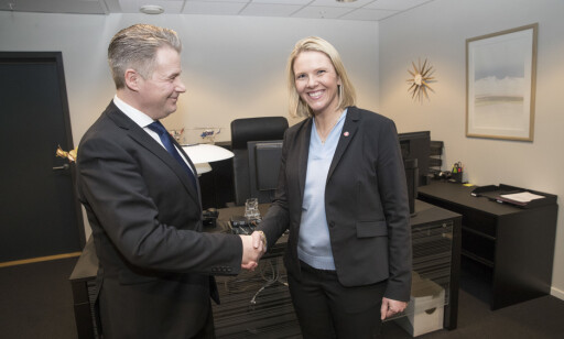 NYTT KONTOR: Sylvi Listhaug blir ny justis- og innvandringsminister på sitt nye kontor med avtroppende justisminister Per-Willy Amundsen onsdag ettermiddag.
Foto: Terje Bendiksby / NTB scanpix NYTT KONTOR: Sylvi Listhaug blir ny justis- og innvandringsminister på sitt nye kontor med avtroppende justisminister Per-Willy Amundsen onsdag ettermiddag.
Foto: Terje Bendiksby / NTB scanpix