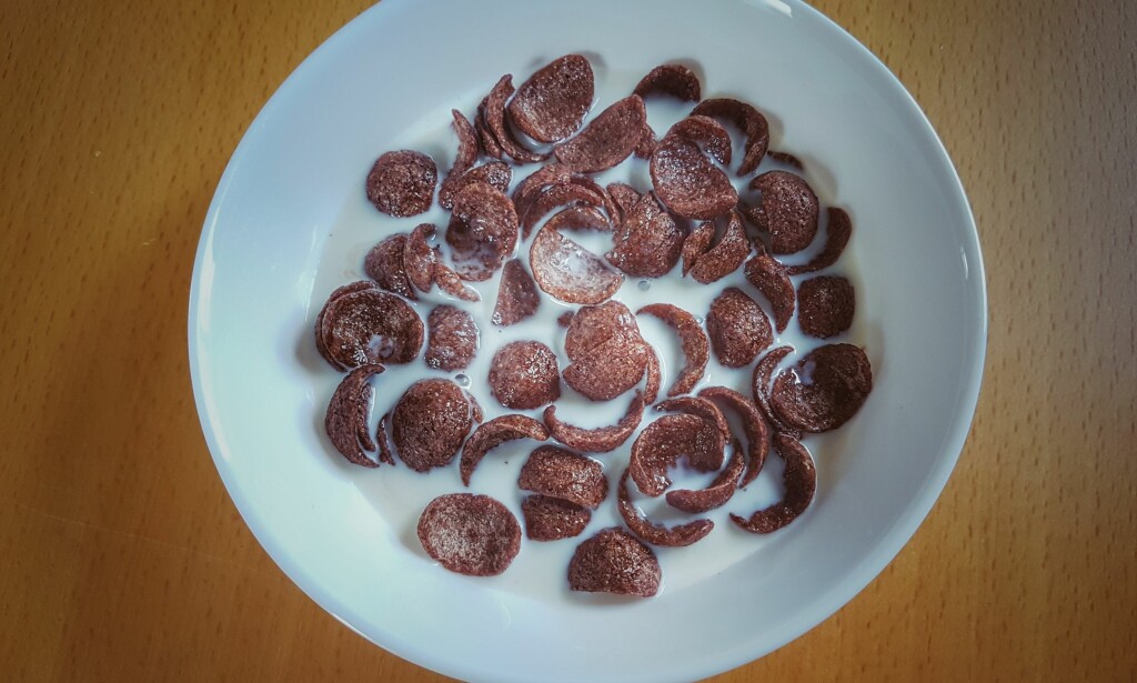 RIKTIG PORSJON?: - For de færreste holder ikke porsjonsstørrelse-anbefalingen på 30 gram frokostblanding til frokost. De fleste spiser det dobbelte, og godt over det, sier Karoline Steenbuch Lied, fagansvarlig for kosthold og ernæring i Grete Roede. (Foto: Napitmoon / Shutterstock / NTB scanpix) RIKTIG PORSJON?: - For de færreste holder ikke porsjonsstørrelse-anbefalingen på 30 gram frokostblanding til frokost. De fleste spiser det dobbelte, og godt over det, sier Karoline Steenbuch Lied, fagansvarlig for kosthold og ernæring i Grete Roede. (Foto: Napitmoon / Shutterstock / NTB scanpix)