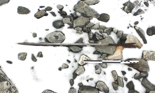 PIL: Denne pilen er karbondatert til ca 800 e. Kr. Foto: Secrets of the Ice / Oppland fylkeskommune PIL: Denne pilen er karbondatert til ca 800 e. Kr. Foto: Secrets of the Ice / Oppland fylkeskommune