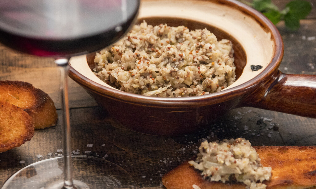 GODT TIL RØDVIN: Sopp er alltid godt til rødvin. Om du baker sopp, sammen med litt fennikel og sennep, så lager du en kul, moderne dipp som passer overraskende godt til rødvin. Særlig en lett pinot noir. Foto: Lisbeth Michelsen GODT TIL RØDVIN: Sopp er alltid godt til rødvin. Om du baker sopp, sammen med litt fennikel og sennep, så lager du en kul, moderne dipp som passer overraskende godt til rødvin. Særlig en lett pinot noir. Foto: Lisbeth Michelsen
