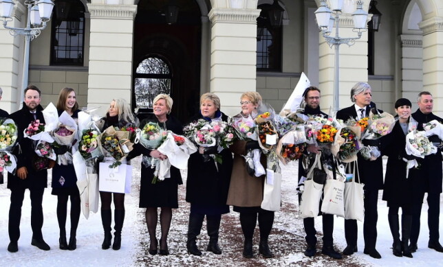 - IKKE UNNTATT: Staten, regjeringen og deres departementer (foran) er omfattet av Lov om offentlige anskaffelser. Det er Det kongelige hoff som understøtter statsleder kong Harald og Slottet (bak) også, ifølge flere eksperter Dagbladet har intervjuet. Foto: Hans Arne Vedlog / Dagbladet - IKKE UNNTATT: Staten, regjeringen og deres departementer (foran) er omfattet av Lov om offentlige anskaffelser. Det er Det kongelige hoff som understøtter statsleder kong Harald og Slottet (bak) også, ifølge flere eksperter Dagbladet har intervjuet. Foto: Hans Arne Vedlog / Dagbladet