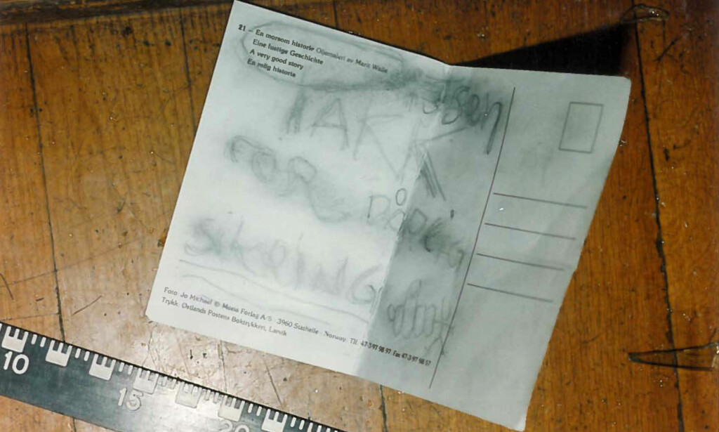 FINGERN: Kunsttyvene la igjen lappen med teksten: Takk for dårlig sikring. De hadde også tegnet på en knyttet hånd som viser pekefingeren til en strekmann. Foto: Politiet. FINGERN: Kunsttyvene la igjen lappen med teksten: Takk for dårlig sikring. De hadde også tegnet på en knyttet hånd som viser pekefingeren til en strekmann. Foto: Politiet.