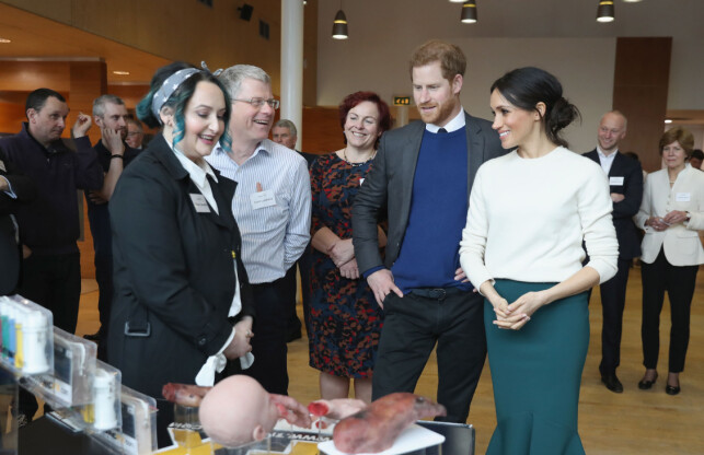 PÅ BESØK: Det var på besøk i Nord-Irland Meghan Markle møtte opp med hårsveisen som de siste dagene har skapt oversikrifter i mediene. Foto: NTB Scanpix PÅ BESØK: Det var på besøk i Nord-Irland Meghan Markle møtte opp med hårsveisen som de siste dagene har skapt oversikrifter i mediene. Foto: NTB Scanpix