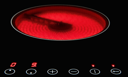 VARMEELEMENT: Sånn ser en keramisk topp ut når man fjerner kjelen. Foto: Shutterstock VARMEELEMENT: Sånn ser en keramisk topp ut når man fjerner kjelen. Foto: Shutterstock