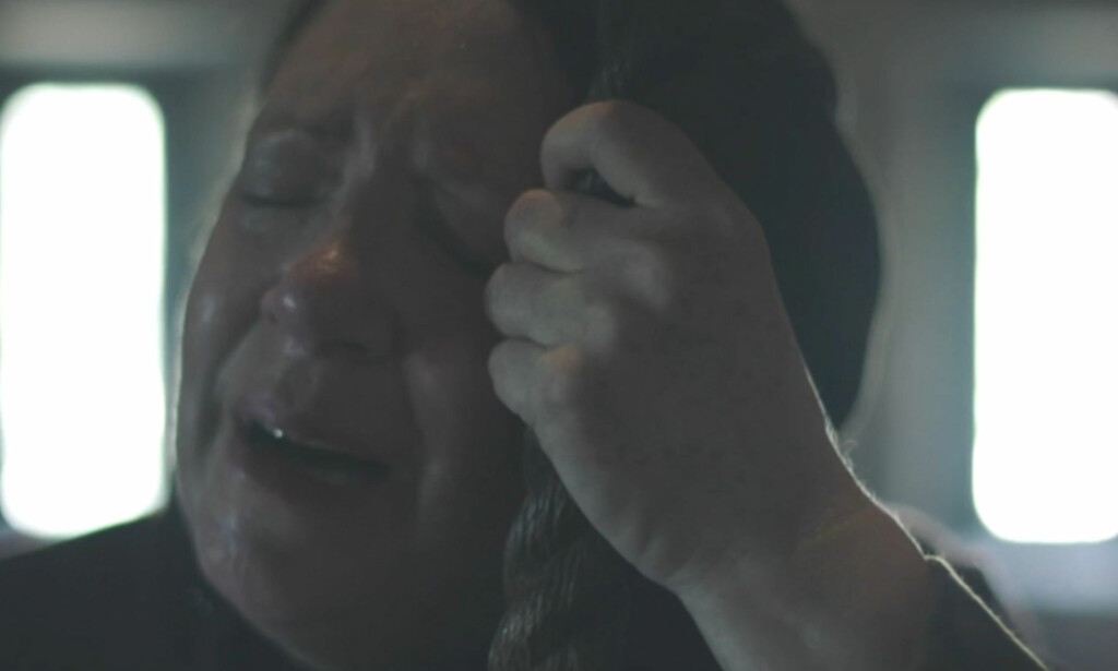 DYPT TROENDE ELLER BARE SADIST? I denne episoden får vi se litt mer av tante Lydias sanne ansikt. Foto: HBO DYPT TROENDE ELLER BARE SADIST? I denne episoden får vi se litt mer av tante Lydias sanne ansikt. Foto: HBO