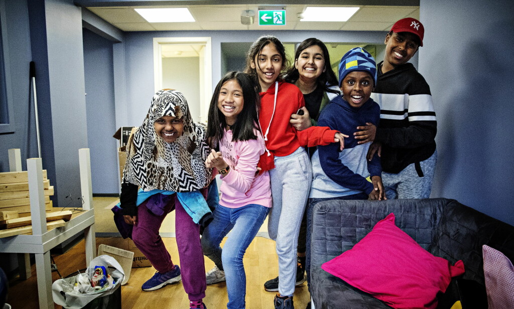 STARTER JUNIORKLUBB: Faiza Adamjama (12), Danica Delapena (10), Nilay Mansoor (11), Zara Hussain (12), og brødrene Ammar (9) og Ana Omer (12) er med i elevrådet på Vestli skole, og er med og gir tips til den nye klubben på Vestli, som åpner denne uka. - Her skal vi danse, gjøre lekser og være med venner, sier de samstemt. Alle foto: Nina Hansen / Dagbladet STARTER JUNIORKLUBB: Faiza Adamjama (12), Danica Delapena (10), Nilay Mansoor (11), Zara Hussain (12), og brødrene Ammar (9) og Ana Omer (12) er med i elevrådet på Vestli skole, og er med og gir tips til den nye klubben på Vestli, som åpner denne uka. - Her skal vi danse, gjøre lekser og være med venner, sier de samstemt. Alle foto: Nina Hansen / Dagbladet