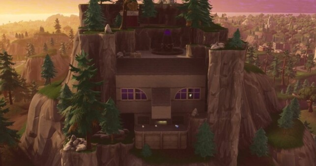 SKURK: Den hemmelige skurkebasen er lett å få øye på om du kommer fra nord. Foto: Epic Games SKURK: Den hemmelige skurkebasen er lett å få øye på om du kommer fra nord. Foto: Epic Games