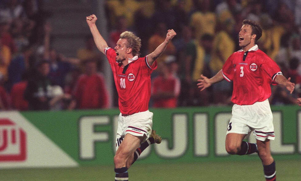 STORT: Kjetil Rekdal feirer vinnermålet under kampen mot Brasil i fotball-VM 1998. 20 år etter har Marius Lien skrevet bok om begivenheten. Foto: Foto: Ben Radford / ALLSPORT STORT: Kjetil Rekdal feirer vinnermålet under kampen mot Brasil i fotball-VM 1998. 20 år etter har Marius Lien skrevet bok om begivenheten. Foto: Foto: Ben Radford / ALLSPORT