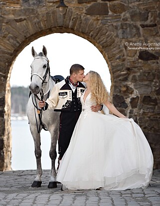 ROMANTISK: Hesten Munir var æresgjest i bryllupet. Foto: Anette Augestad www.hestefotograf.com ROMANTISK: Hesten Munir var æresgjest i bryllupet. Foto: Anette Augestad www.hestefotograf.com