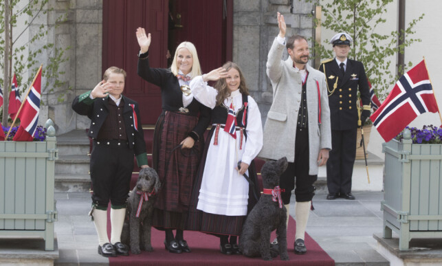 SKAUGUM: Kronprinsfamilien hilser barnetoget på Skaugum 17. mai. Fra v. prins Sverre Magnus (med hunden Muffins Kråkebolle), kronprinsesse Mette-Marit, prinsesse Ingrid Alexandra (med hunden Milly Kakao) og kronprins Haakon. Foto: Terje Pedersen / NTB scanpix SKAUGUM: Kronprinsfamilien hilser barnetoget på Skaugum 17. mai. Fra v. prins Sverre Magnus (med hunden Muffins Kråkebolle), kronprinsesse Mette-Marit, prinsesse Ingrid Alexandra (med hunden Milly Kakao) og kronprins Haakon. Foto: Terje Pedersen / NTB scanpix
