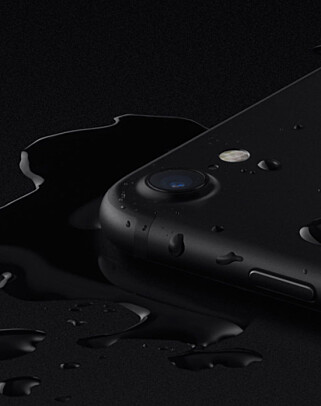 VANN I REKLAMENE: Apple reklamerte for at iPhone 7 tålte vann. Men blir den vannskadet, gjelder ikke garantien. Reklamasjonsretten derimot, kan fortsatt gjelde. Foto: Apple VANN I REKLAMENE: Apple reklamerte for at iPhone 7 tålte vann. Men blir den vannskadet, gjelder ikke garantien. Reklamasjonsretten derimot, kan fortsatt gjelde. Foto: Apple