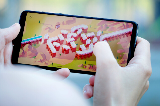 RASK NOK: OnePlus 6 er rask nok til å takle de fleste spill, og har en skjerm hvor de kan skinne. Samtidig kan du legge merke til hvordan mange spill og apper ikke utnytter hele skjermen, noe som kan forandre seg etterhvert som tiden går. Foto: Ole Petter Baugerød Stokke RASK NOK: OnePlus 6 er rask nok til å takle de fleste spill, og har en skjerm hvor de kan skinne. Samtidig kan du legge merke til hvordan mange spill og apper ikke utnytter hele skjermen, noe som kan forandre seg etterhvert som tiden går. Foto: Ole Petter Baugerød Stokke