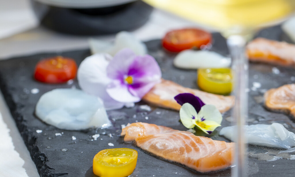 <howto_components>CEVICHE MED SPISELIGE BLOMSTER: Oppskriften er som følger: Tre tynne skiver rå laks, et <ep>rått kamskjell, to<ep> limebåter og to<ep> cherrytomater. <ep></ep></ep></ep></ep></howto_components>Skjær tynne skiver av kamskjell. Legg skiver av laks og kamskjell på en tallerken. Klem over limesaft. <ep>Skjær cherrytomater i skiver og legg på tallerken. Dryss over flaksalt, eventuelt litt olje og spiselige blomster (stemorsblomst, for eksempel). Godt følge til en riesling trocken. Foto: Lisbeth Michelsen<ep></ep></ep> <howto_components>CEVICHE MED SPISELIGE BLOMSTER: Oppskriften er som følger: Tre tynne skiver rå laks, et <ep>rått kamskjell, to<ep> limebåter og to<ep> cherrytomater. <ep></ep></ep></ep></ep></howto_components>Skjær tynne skiver av kamskjell. Legg skiver av laks og kamskjell på en tallerken. Klem over limesaft. <ep>Skjær cherrytomater i skiver og legg på tallerken. Dryss over flaksalt, eventuelt litt olje og spiselige blomster (stemorsblomst, for eksempel). Godt følge til en riesling trocken. Foto: Lisbeth Michelsen<ep></ep></ep>