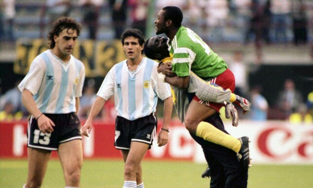 LAMSLÅTTE: Argentina-duoen Nestor Gabriel Lorenzo (t.v.) og Jorge Luis Burruchaga går av banen etter sjokktapet for Kamerun. Foto: AP/NTB Scanpix LAMSLÅTTE: Argentina-duoen Nestor Gabriel Lorenzo (t.v.) og Jorge Luis Burruchaga går av banen etter sjokktapet for Kamerun. Foto: AP/NTB Scanpix