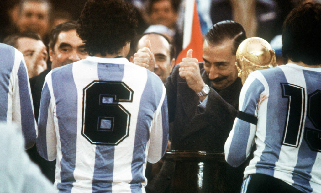 FEIRER GULLET: De argentinske spillerne sammen med Jorge Videla; den argentinske militærjuntaens leder. Foto: NTB Scanpix FEIRER GULLET: De argentinske spillerne sammen med Jorge Videla; den argentinske militærjuntaens leder. Foto: NTB Scanpix