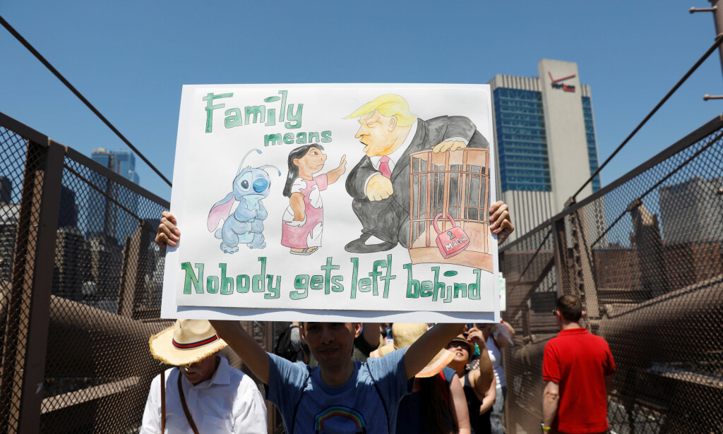   FAMILY: A protester holds a photo with a reference to the Disney movie "Lilo and Stich". Photo: Shannon Stapleton / Reuters / NTB Scanpix 