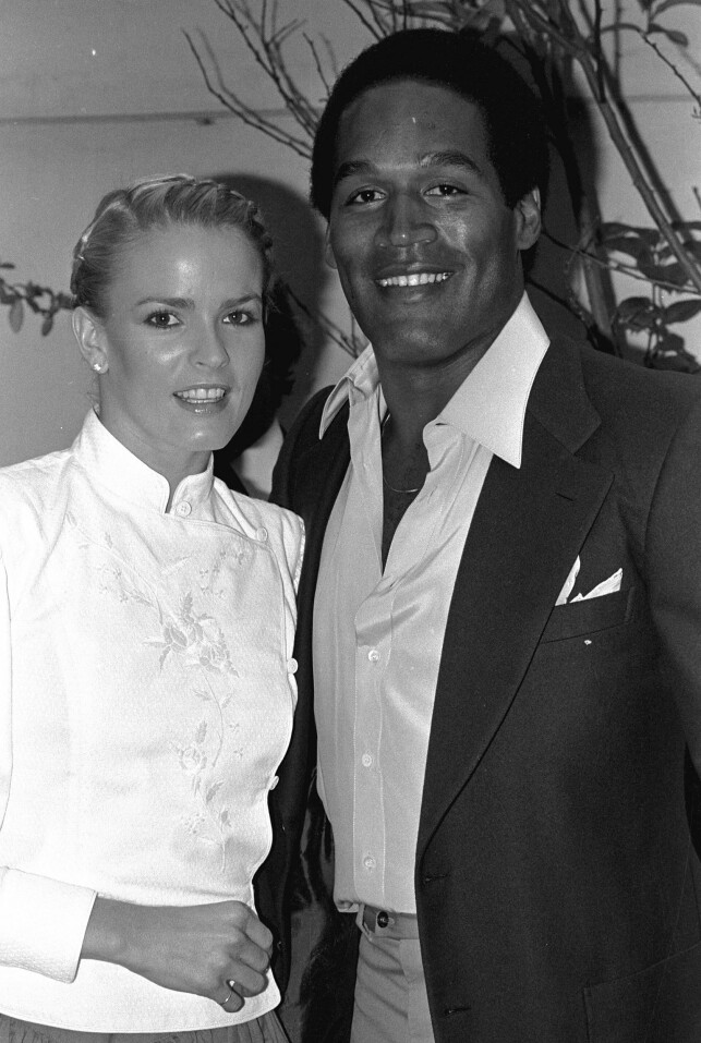INNLEDET ET FORHOLD: Nicole Brown og O.J. Simpson møttes først da hun jobbet som servitør på en klubb for Hollywood-eliten. I 1985 giftet de seg. Sammen fikk de to barn, før de ble skilt i 1992. Her er de avbildet sammen i 1980. Foto: NTB Scanpix INNLEDET ET FORHOLD: Nicole Brown og O.J. Simpson møttes først da hun jobbet som servitør på en klubb for Hollywood-eliten. I 1985 giftet de seg. Sammen fikk de to barn, før de ble skilt i 1992. Her er de avbildet sammen i 1980. Foto: NTB Scanpix