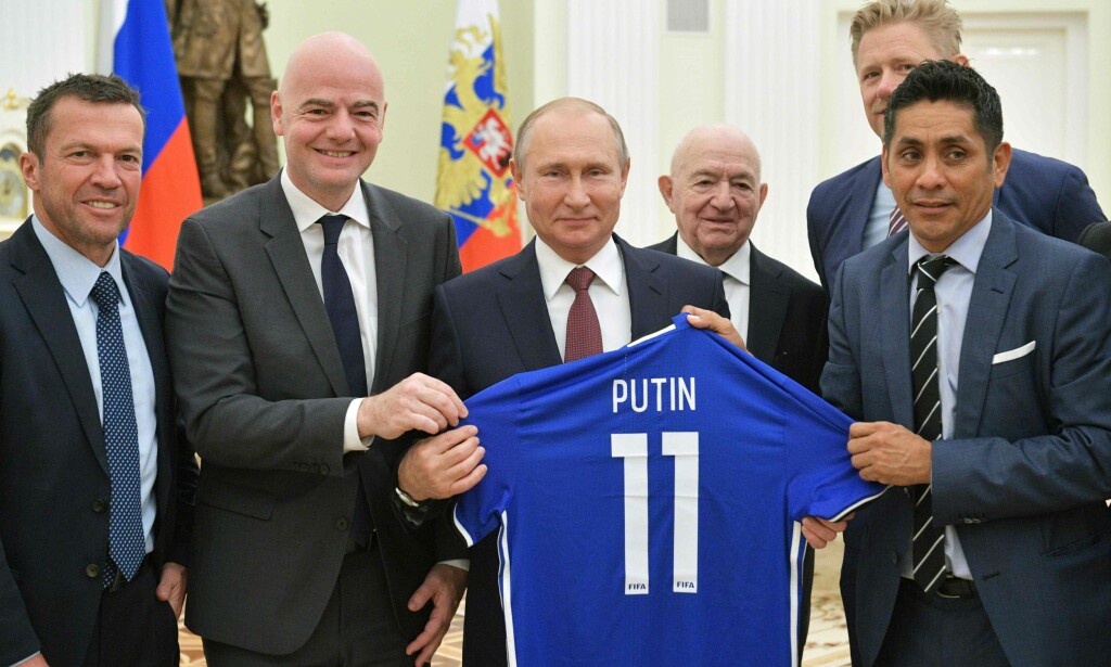 GODT SELSKAP: Vladimir Putin fikk utdelt en drakt på møtet. Fra venstre: Lothar Matthäus, Gianni Infantino, Putin, Jorge Campos Navarrete, Nikita Simonyan og Peter Schmeichel. Foto: NTB Scanpix GODT SELSKAP: Vladimir Putin fikk utdelt en drakt på møtet. Fra venstre: Lothar Matthäus, Gianni Infantino, Putin, Jorge Campos Navarrete, Nikita Simonyan og Peter Schmeichel. Foto: NTB Scanpix