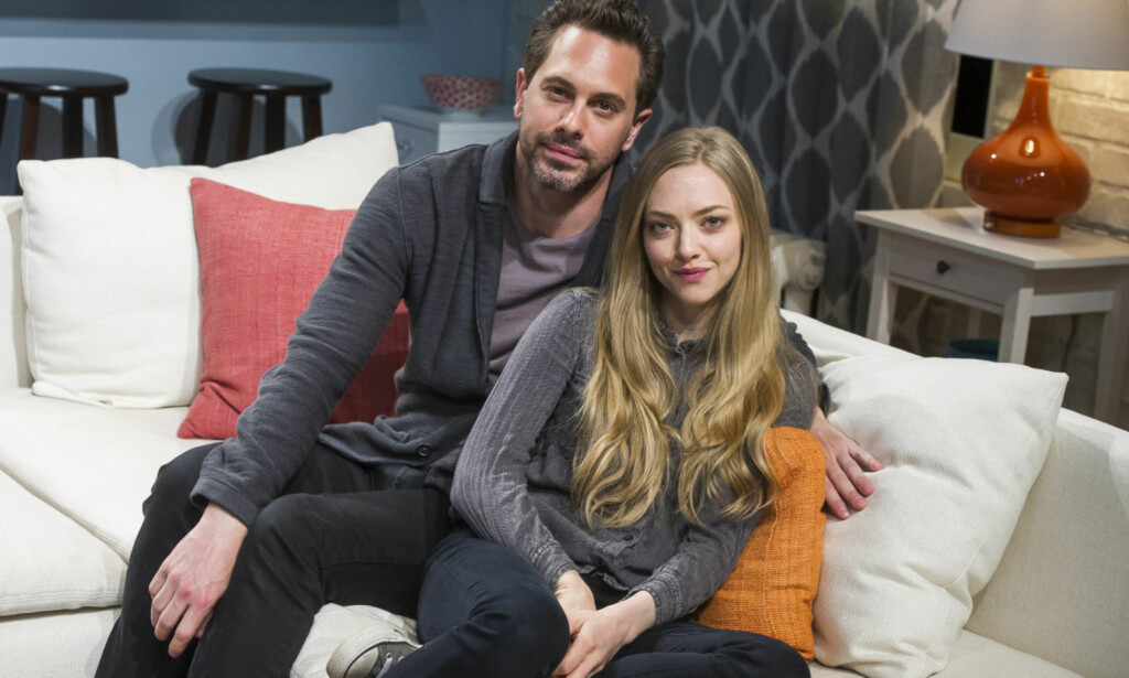 STOD PÅ SCENEN SAMMEN: Her poserer Thomas Sadoski og Amanda Seyfried på settet til teaterstykket "The Way We Get By" i mai 2015. Foto: NTB Scanpix STOD PÅ SCENEN SAMMEN: Her poserer Thomas Sadoski og Amanda Seyfried på settet til teaterstykket "The Way We Get By" i mai 2015. Foto: NTB Scanpix