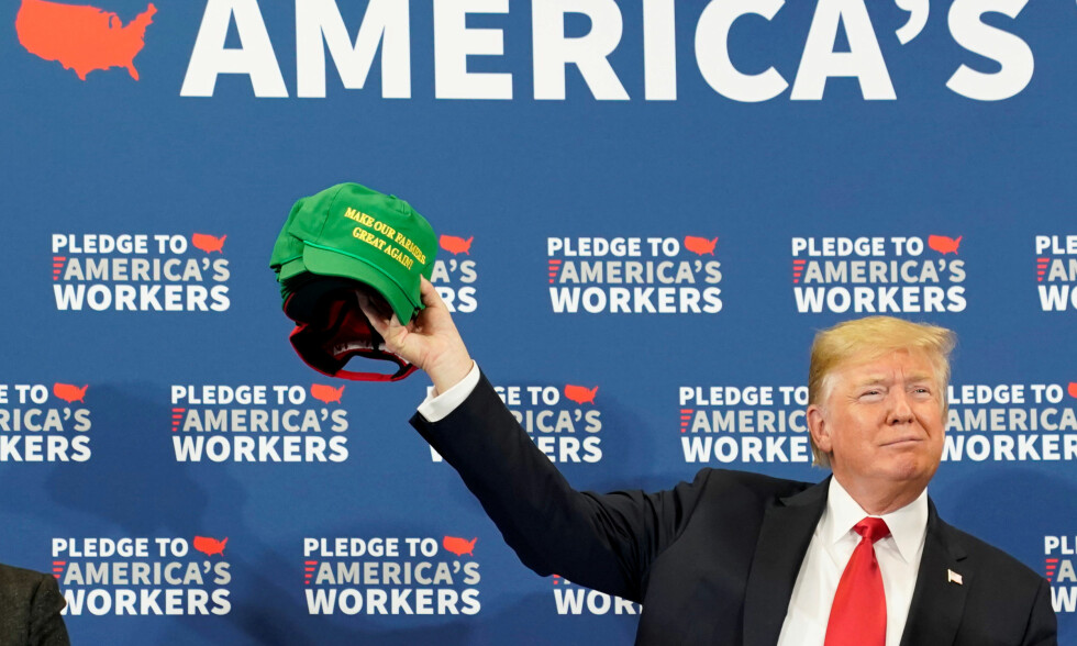 GREAT AGAIN: Donald Trump holder en caps hvor det står «Make our farmers great again» da han var i Iowa i slutten av Juli. Slagordet under presidentkampanjen hans var «Make America great again». Foto: NTB scanpix GREAT AGAIN: Donald Trump holder en caps hvor det står «Make our farmers great again» da han var i Iowa i slutten av Juli. Slagordet under presidentkampanjen hans var «Make America great again». Foto: NTB scanpix