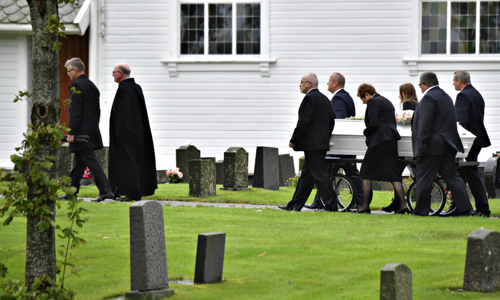 BÅREFØLGET: Sunnivas familie følger kista ut av kirken. Foto: Lars Eivind Bones/Dagbladet. BÅREFØLGET: Sunnivas familie følger kista ut av kirken. Foto: Lars Eivind Bones/Dagbladet.