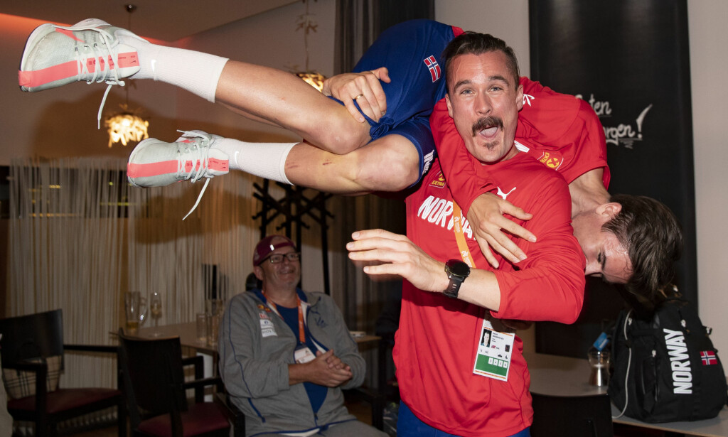 GLADE: Jakob og Henrik Ingebrigtsen under seiersfesten på utøverhotellet i Berlin sentrum natt til søndag.
Foto: Fredrik Hagen / NTB scanpix GLADE: Jakob og Henrik Ingebrigtsen under seiersfesten på utøverhotellet i Berlin sentrum natt til søndag.
Foto: Fredrik Hagen / NTB scanpix