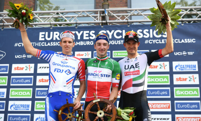 PÅ PODIET: Alexander Kristoff på pallen sammen med Arnaud Démare og Elia Viviani. FOTO: Lukas Schulze/Getty Images PÅ PODIET: Alexander Kristoff på pallen sammen med Arnaud Démare og Elia Viviani. FOTO: Lukas Schulze/Getty Images