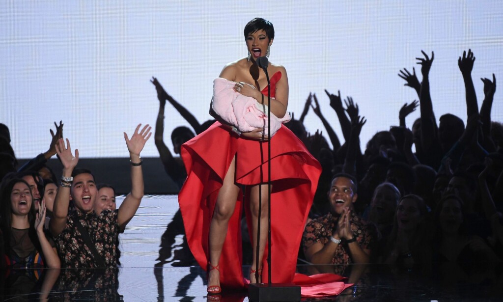 LIKSOM-BABY: Cardi B er nybakt mor, noe som også ble gjort et poeng av på scenen i natt. Det er riktignok ikke datteren, men en månestatuett, som ligger under pleddet. Foto: NTB Scanpix LIKSOM-BABY: Cardi B er nybakt mor, noe som også ble gjort et poeng av på scenen i natt. Det er riktignok ikke datteren, men en månestatuett, som ligger under pleddet. Foto: NTB Scanpix