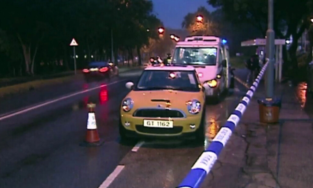 TILTALT: En anestilege i Hongkong stilles for retten, tiltalt for å ha fylt en lekkende gymball med giftig gass, for deretter å plassere den i konas Mini Cooper. Kona og parets 16 år gamle datter døde. Foto: Now TV / AP / NTB scanpix TILTALT: En anestilege i Hongkong stilles for retten, tiltalt for å ha fylt en lekkende gymball med giftig gass, for deretter å plassere den i konas Mini Cooper. Kona og parets 16 år gamle datter døde. Foto: Now TV / AP / NTB scanpix