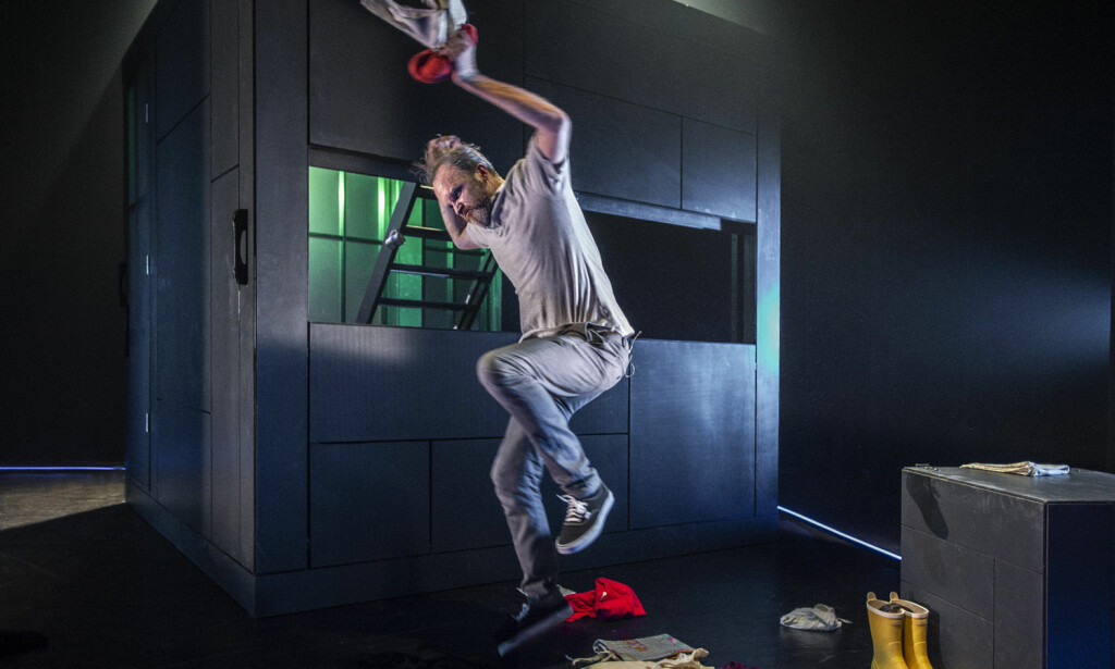 2 X 4: Fire skuespillere gir alle kropp til Daniel, og alle kropp til Olaug. Her er Jon Bleiklie Devik som Daniel. Foto: Erik Berg, Riksteatret 2 X 4: Fire skuespillere gir alle kropp til Daniel, og alle kropp til Olaug. Her er Jon Bleiklie Devik som Daniel. Foto: Erik Berg, Riksteatret