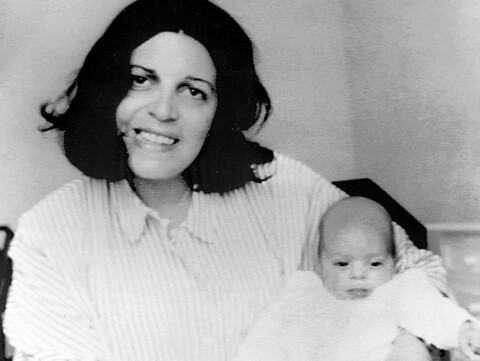 DØDE UNG:
Athinas mor, Christina Onassis, slet med depresjon og spiseforstyrrelser. Hun ble funnet død i badekaret da datteren (t.h.) bare var tre år gammel. Foto: NTB scanpix DØDE UNG:
Athinas mor, Christina Onassis, slet med depresjon og spiseforstyrrelser. Hun ble funnet død i badekaret da datteren (t.h.) bare var tre år gammel. Foto: NTB scanpix