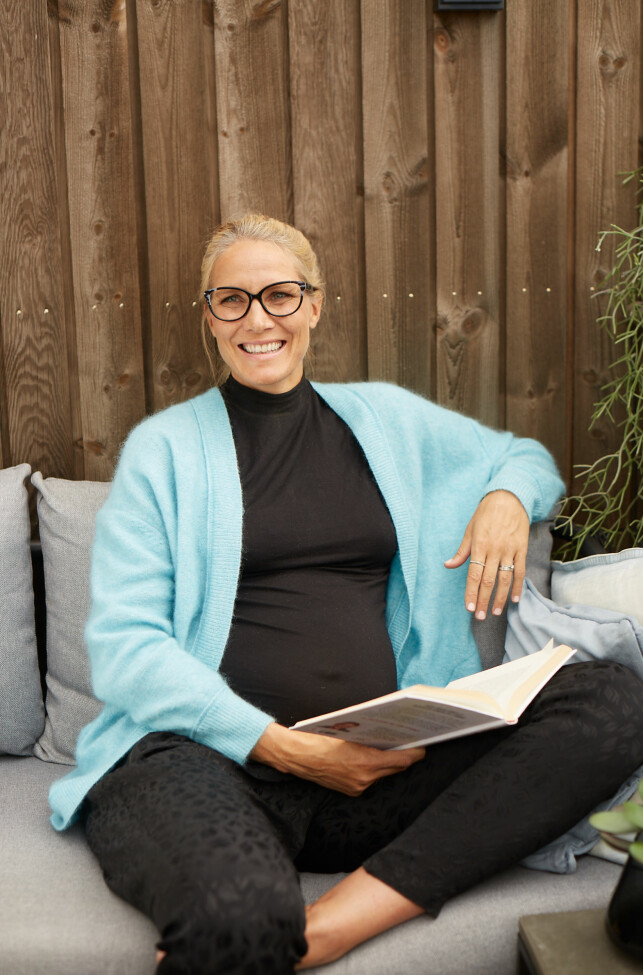 NY TILVÆRELSE: Gro Hammerseng-Edin avbildet hjemme i Larvik før yngstesønnen kom til verden. Bildet er tatt i sammenheng med en kampanje for brillekjeden Specsavers, som hun nå samarbeider med. Foto: Specsavers NY TILVÆRELSE: Gro Hammerseng-Edin avbildet hjemme i Larvik før yngstesønnen kom til verden. Bildet er tatt i sammenheng med en kampanje for brillekjeden Specsavers, som hun nå samarbeider med. Foto: Specsavers