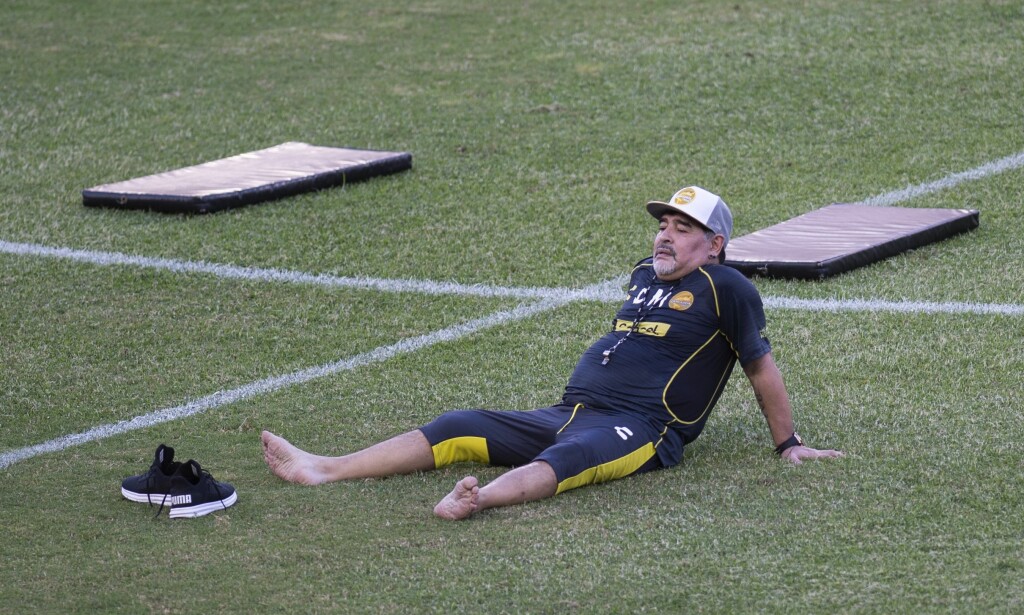 EN PUST I BAKKEN: Maradona tok seg ei pause på gresset. Foto: Pedro PARDO / AFP EN PUST I BAKKEN: Maradona tok seg ei pause på gresset. Foto: Pedro PARDO / AFP