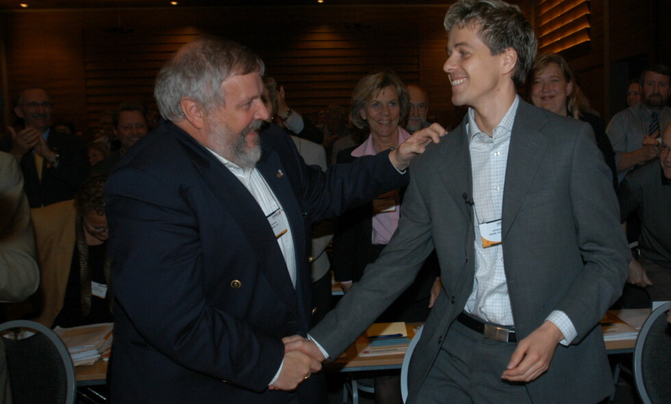 ELEV OG LÆREMESTER: Knut Arild Hareide sammen med sin politiske venn og læremester Jon Lilletun på KrFs landsmøte i 2003. I dag sier Hareide at han tenker mye på hva Lilletun ville gjort i dagens situasjon for KrF. Foto: Arne V. Hoem/Dagbladet. ELEV OG LÆREMESTER: Knut Arild Hareide sammen med sin politiske venn og læremester Jon Lilletun på KrFs landsmøte i 2003. I dag sier Hareide at han tenker mye på hva Lilletun ville gjort i dagens situasjon for KrF. Foto: Arne V. Hoem/Dagbladet.