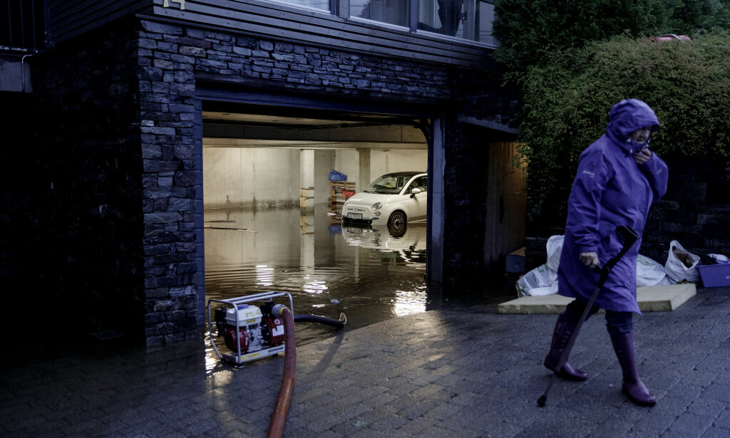 BERGEN: Store vannmengder etter et voldsomt regnvær skapte flere oversvømmelser i Bergen onsdag, her fra en oversvømt garasje i Ole Irgens vei i Kalfaret.Foto: Paul S. Amundsen / NTB Scanpix BERGEN: Store vannmengder etter et voldsomt regnvær skapte flere oversvømmelser i Bergen onsdag, her fra en oversvømt garasje i Ole Irgens vei i Kalfaret.Foto: Paul S. Amundsen / NTB Scanpix