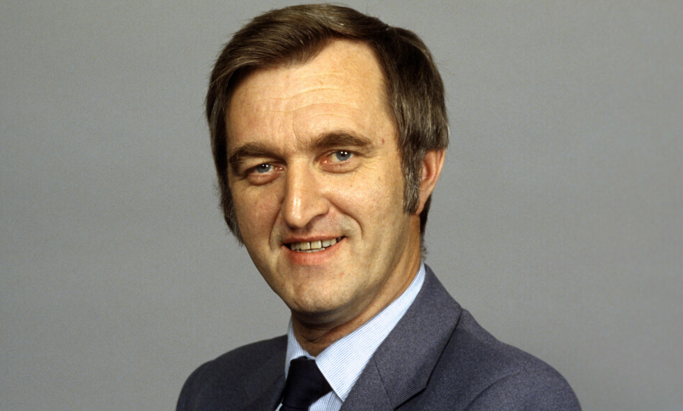 FISKERIMINISTER: Thor Listau, og en delegasjon på rundt 20 menn og kvinner reiste fra Norge til Japan med rå laks i bagasjen i 1985..
Foto Bjørn Sigurdsøn / SCANPIX FISKERIMINISTER: Thor Listau, og en delegasjon på rundt 20 menn og kvinner reiste fra Norge til Japan med rå laks i bagasjen i 1985..
Foto Bjørn Sigurdsøn / SCANPIX